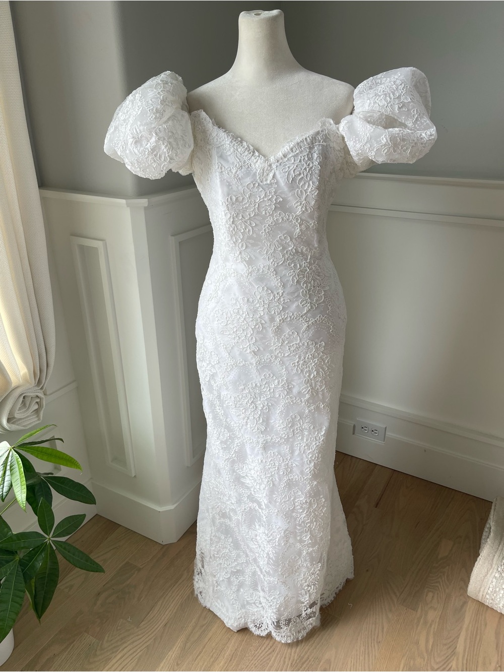 Victor Costa White Lace Puff sleeves -of shoulder vintage Wedding Gown S